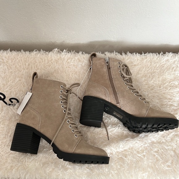 New!! Dolce Vita Nigel Tan Suede Lace Up Side Lug Sole Zip Ankle Boots Sz 8 - Picture 2 of 10